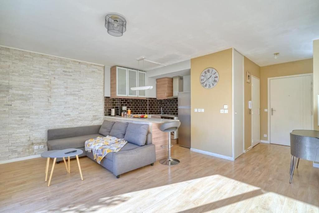 Charmant Studio Avec Terrasse Et Parking Corbeil-Essonnes Exterior foto