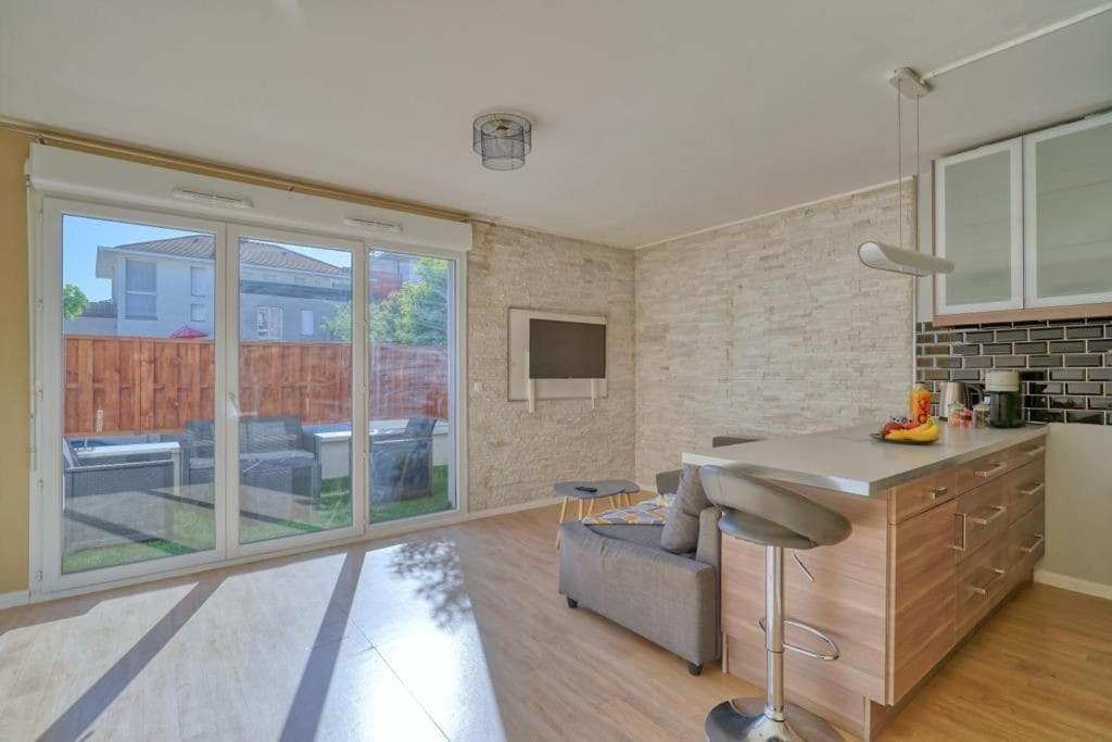 Charmant Studio Avec Terrasse Et Parking Corbeil-Essonnes Exterior foto